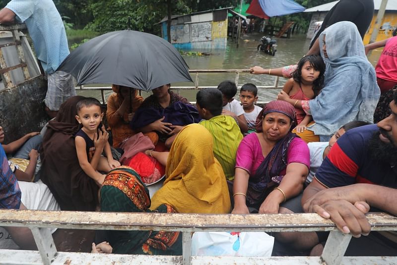 বন্যাকবলিত এলাকা থেকে নারী–শিশুদের উদ্ধার করেন ফায়ার সার্ভিসের সদস্যরা। আজ বিকেল সাড়ে চারটায় ফেনীর ভাঙা তাকিয়া বাজার এলাকায়